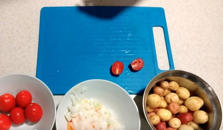 Couper les tomates en deux.