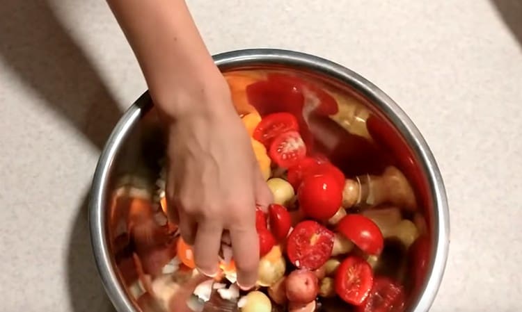Combinez tous les légumes dans un bol, mélangez-les avec du sel et du poivre.