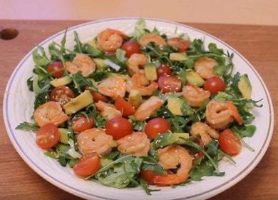 Kuhanje ukusne salate s avokadom i škampima prema receptima s fotografijama korak po korak.