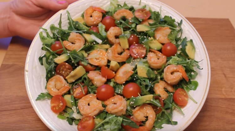 This salad with avocado and shrimp will certainly decorate your table.