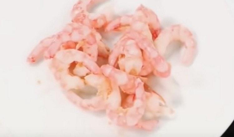 Raw frozen shrimp should be boiled for 5-10 minutes, and then peeled.