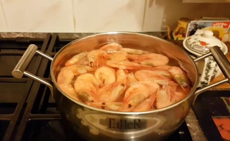 Si vous avez acheté des crevettes bouillies et congelées, il suffit de les verser dans de l'eau bouillante pendant 3 minutes.