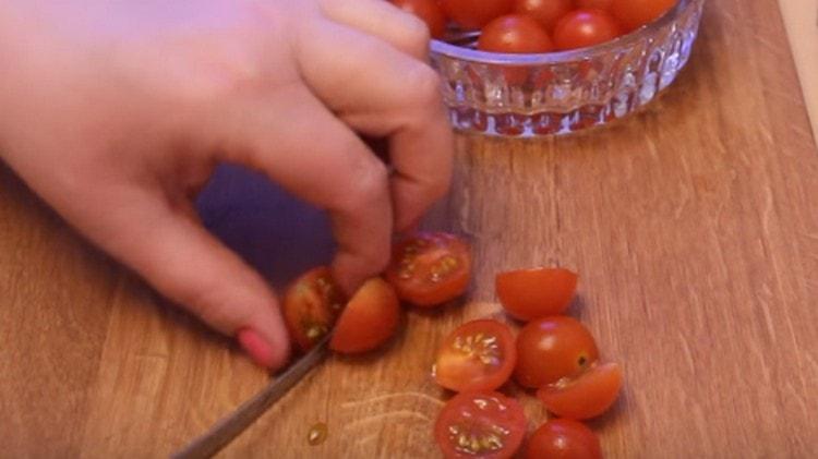 Reducir a la mitad los tomates cherry.