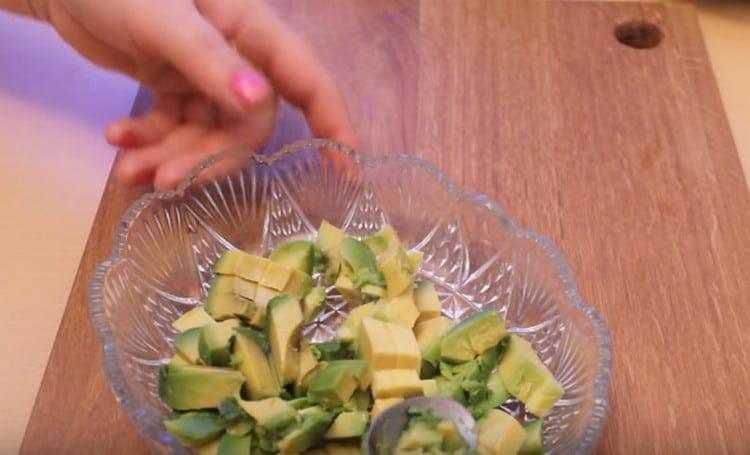 Schil de avocado en snijd deze in een kubus.
