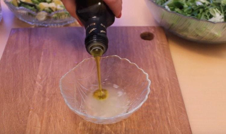 Voeg zout en olijfolie toe aan dit sap.