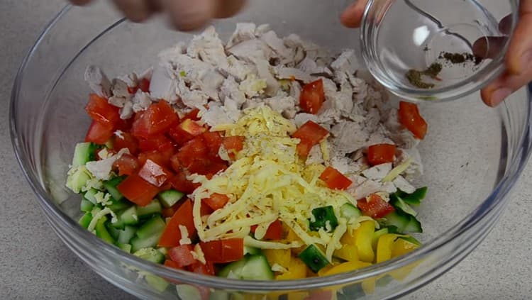 We combine all the prepared components of the dish in a salad bowl, salt with pepper, add chopped garlic.