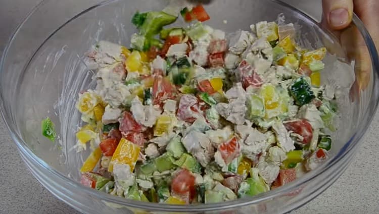 Dress the salad with mayonnaise and mix.