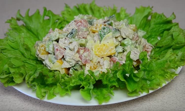 Sirva la ensalada de aguacate y pollo en hojas de lechuga.