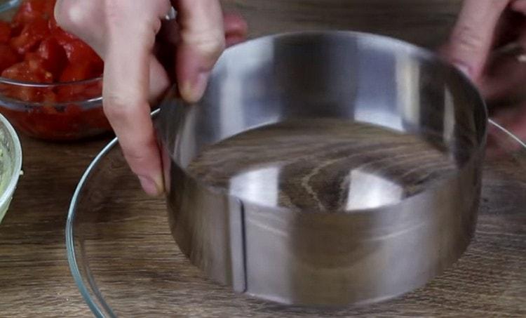 Puedes formar una ensalada con un anillo de cocina.