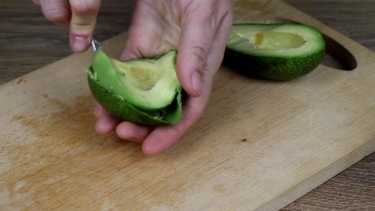 Cut the avocado in half, take out the stone, and then take the pulp out of the peel with a teaspoon.