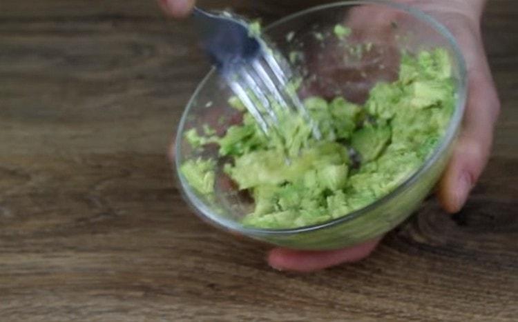 Cut the flesh of avocado into slices, and then with a fork in mashed potatoes.