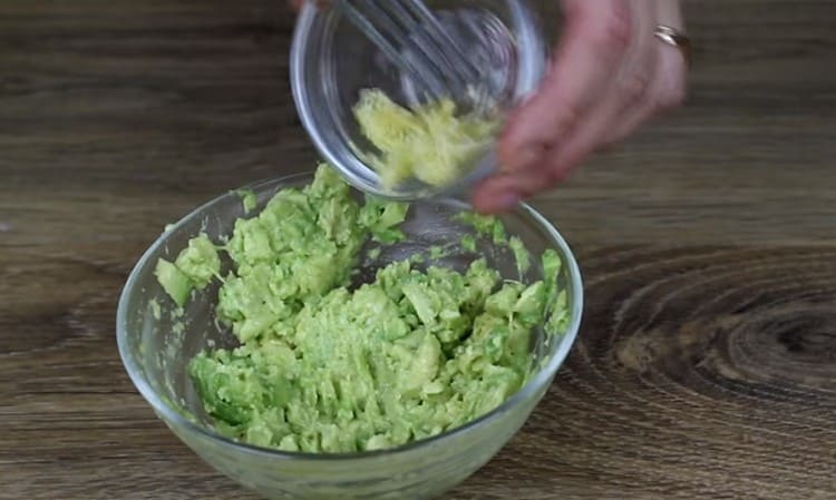 Add garlic, pepper in mashed avocado, mix.