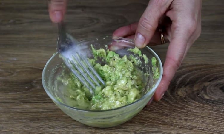 Agregue un poco de aderezo para ensalada y mezcle nuevamente la masa.