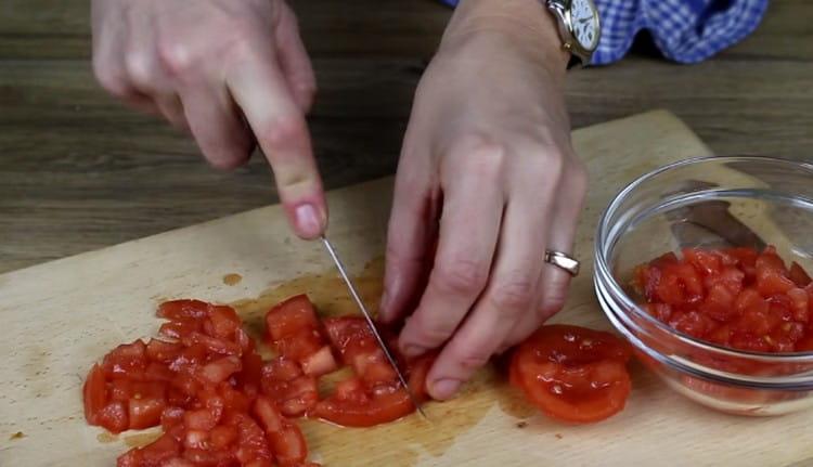 Couper la tomate en dés.