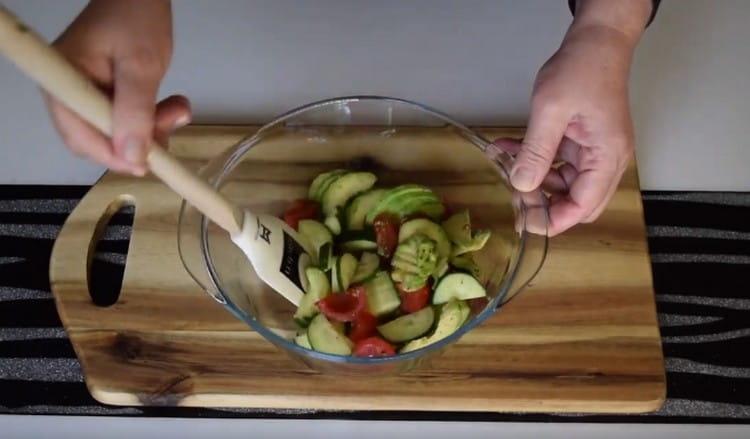 Gently mix the vegetables so as not to damage the integrity of the avocado slices.