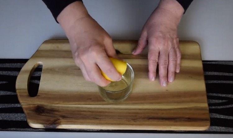 Pour préparer la vinaigrette, mélangez le jus de citron avec de l'huile végétale.