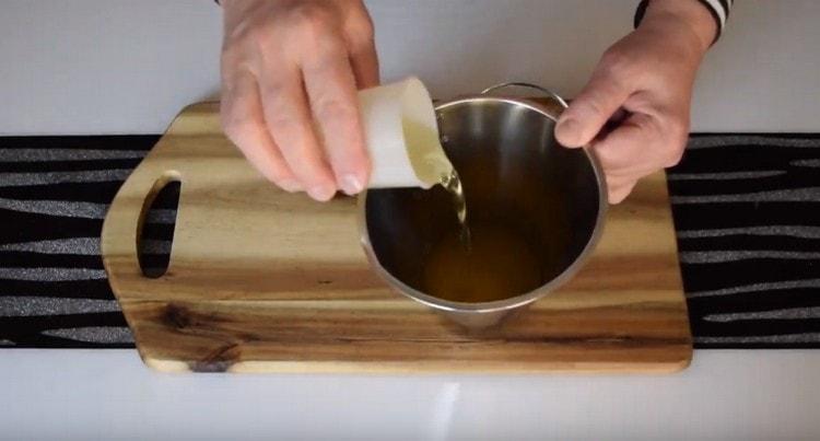 Kombinirajte biljni i rastopljeni maslac.