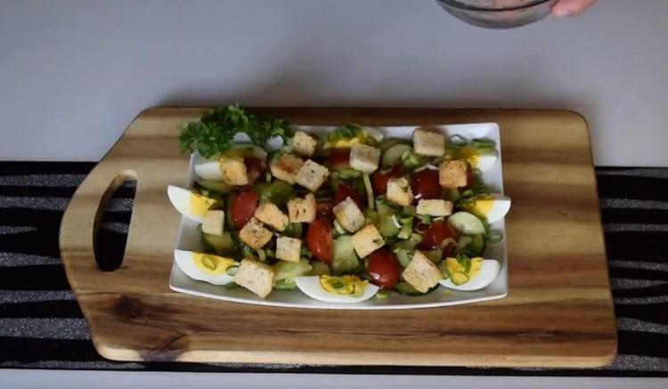 Spremne krekere stavite na vrh naše salate s avokadom i jajetom.
