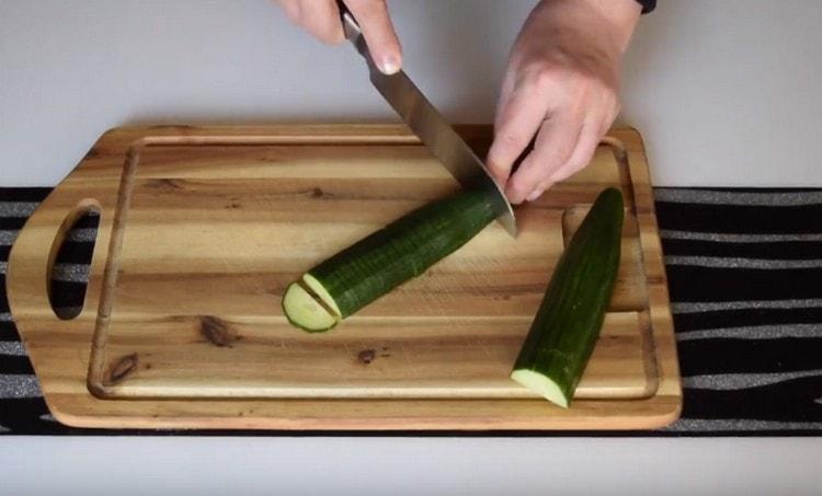 Cut the cucumber in half circles.