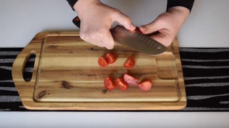 Couper les tomates en petits morceaux.