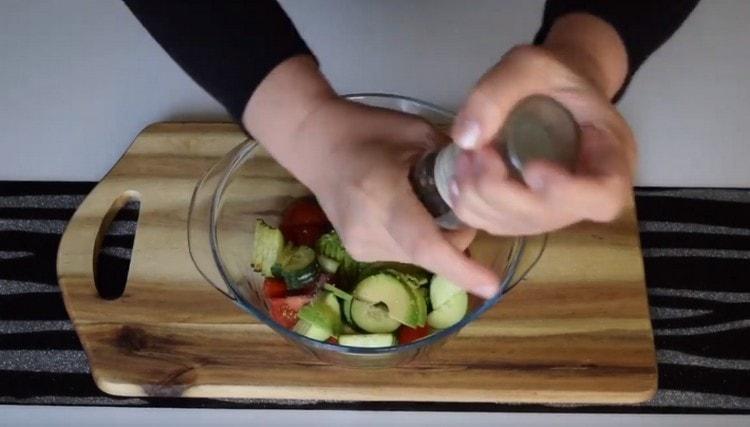 Coloque todas las verduras picadas en un tazón y sazone con sal y pimienta.