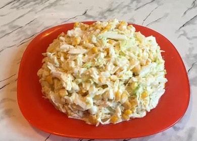 Nous préparons une salade simple et vksny avec du chou de Beijing et une poitrine de poulet selon la recette avec une photo.