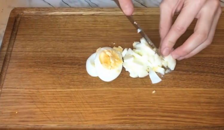 Nous avons également coupé des œufs durs.
