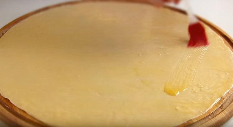 Lubrifiez la surface de la première couche de pâte.