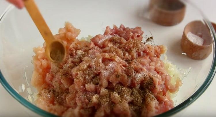 Pomiješajte luk s mesom, dodajte začine i sol po ukusu.