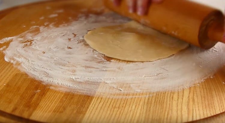 Nous déroulons chaque morceau de pâte en fine couche, en laissant un tubercule au centre.