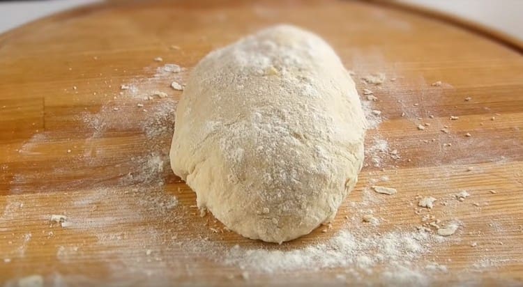 Pétrir la pâte, elle ne devrait pas coller aux mains.