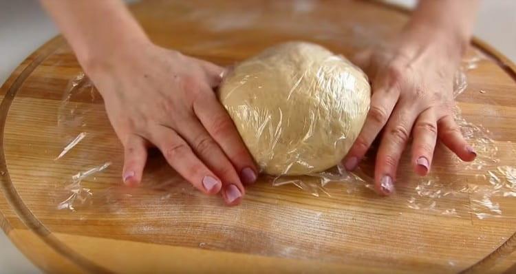 Envuelva la masa terminada en una película adhesiva y envíela al refrigerador.