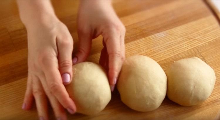 Divide the dough into 3 pieces and form balls from them.