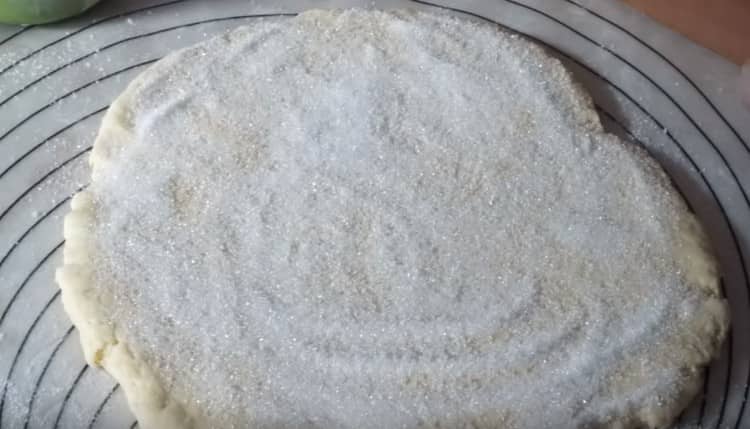 Saupoudrer une couche de pâte avec du sucre.