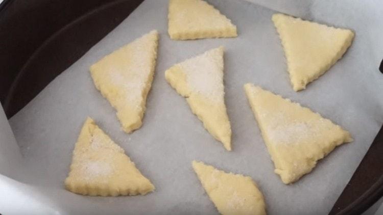 déposer les biscuits sur une plaque à pâtisserie recouverte de papier sulfurisé et les mettre au four.