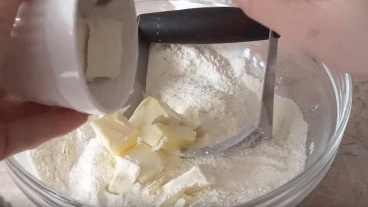 We spread cold butter in flour.