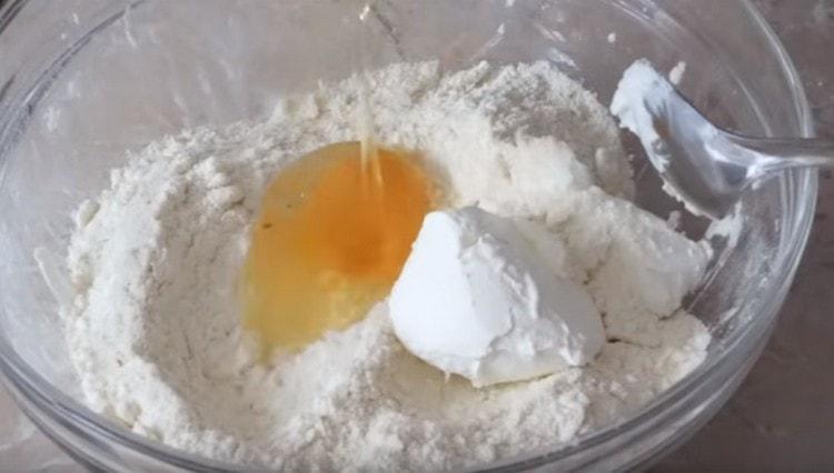 Agregue el huevo y la crema agria.