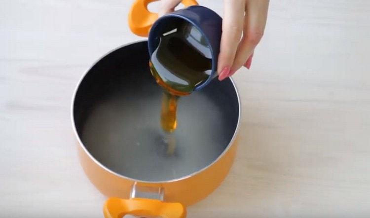 Versez de l'eau dans la casserole, ajoutez le miel et le sucre.