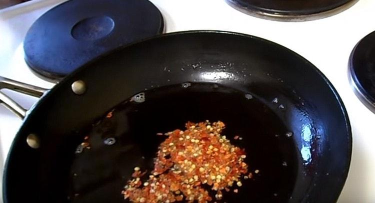 Agregue pimiento picante en forma de hojuelas a la sartén.