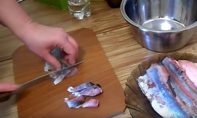 Cut herring fillet into pieces.