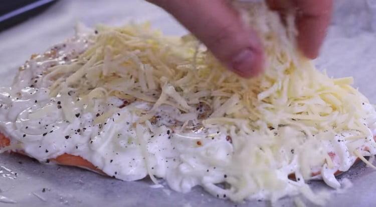 Saupoudrer le filet de fromage.