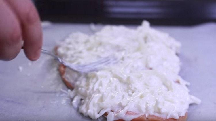 Après avoir mélangé les oignons avec la mayonnaise, mettez-le sur le filet.