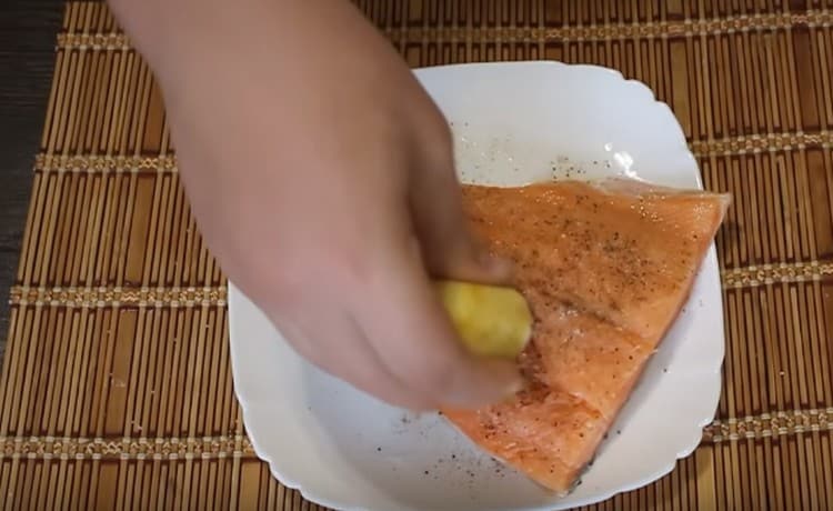 Sal y pimienta el pescado, espolvorear con jugo de limón.