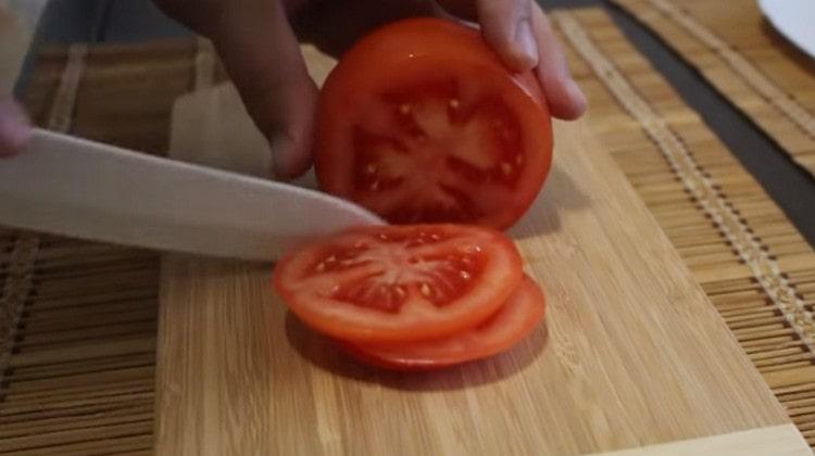 Cortar el tomate en círculos.