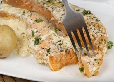 Tender salmon in a creamy sauce: cook with step by step photos and videos.