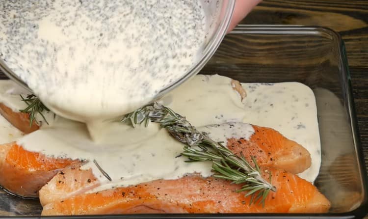 Pour the salmon with the resulting sauce, adding a sprig of rosemary to it.