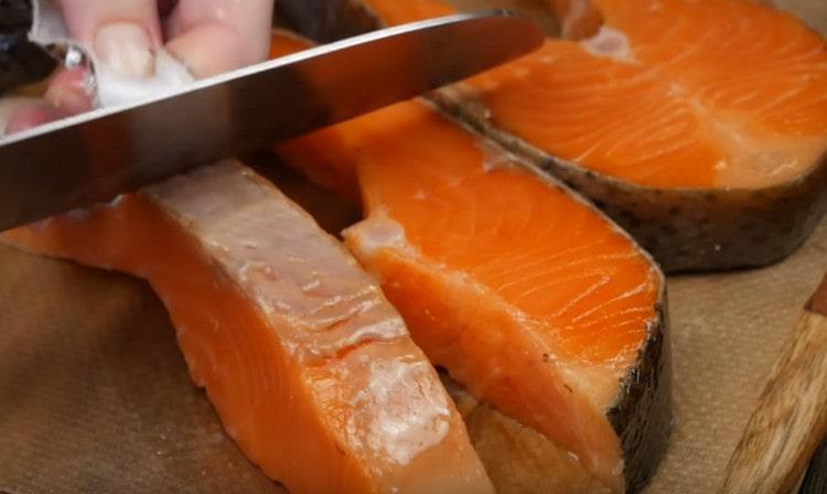 Couper les darnes de saumon en deux, retirer la peau.