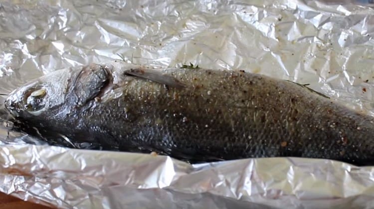 Seabass in the oven in foil is cooked according to this recipe quickly.