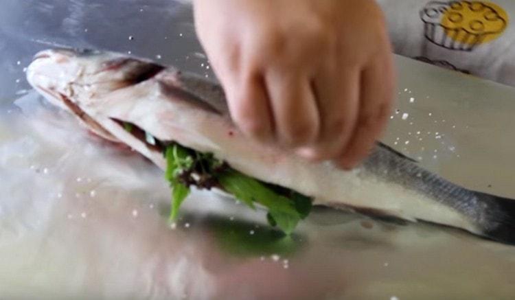 Espolvorea el pescado con una mezcla de sal y pimienta.