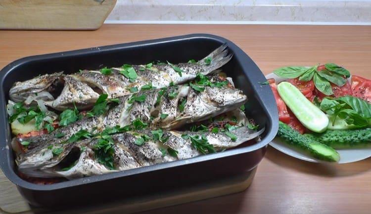 Sirve el plato con verduras frescas.